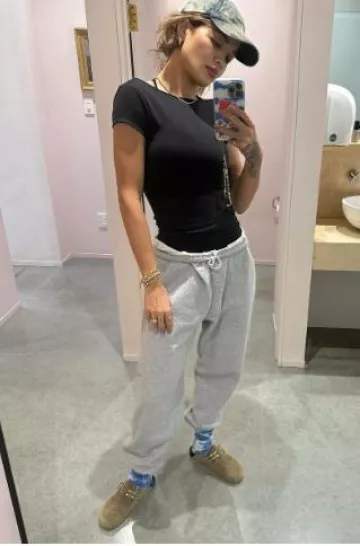 Chaussettes Stussy Tie Dye portées par Rita Ora sur son post Instagram le 11 décembre 2024