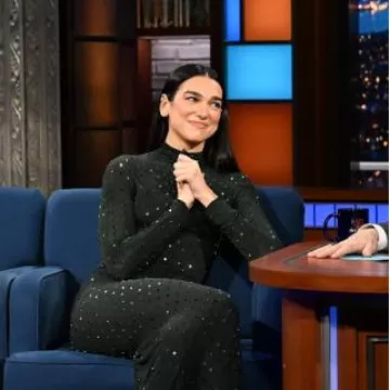 Tiffany & Co. Boucles d’oreilles Elsa Peretti Diamonds by the Yard portées par Dua Lipa au Late Show with Stephen Colbert le 11 décembre 2024
