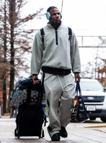Sudadera de vellón de gamuza gris con media cremallera Fear Of God usada por Micah Parsons en la cuenta de Instagram @dallascowboys