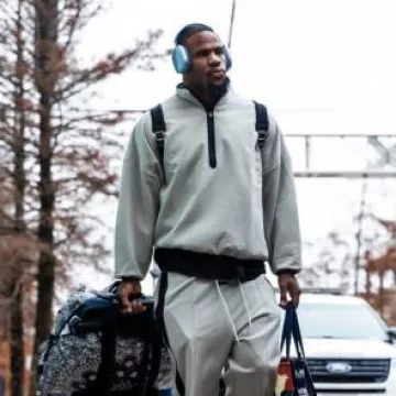 Apple AirPods Max Light Blue porté par Micah Parsons sur le compte Instagram @dallascowboys