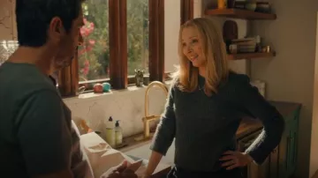 Derek Lam 10 Crosby Ryan Crew Neck Sweater In Grey porté par Lydia Morgan (Lisa Kudrow) comme on le voit dans No Good Deed (S01E02)