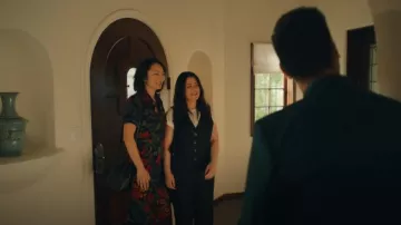 Mansur Gavriel Mini Bolso Bucket de Cuero usado por Sarah Weber (Poppy Liu) como se ve en No Good Deed (S01E02)