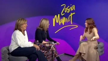 Cinq a Sept Benji Wide Leg Jeans en índigo usados por Hoda Kotb como se vio en Today with Hoda & Jenna el 13 de diciembre de 2024