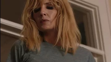 Outfits of Yellowstone: Kelly Reilly wears Grey T-Shirt to play Beth Dutton in season 5, episode 14