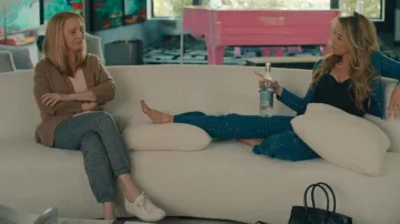 Baskets Levi’s Malibu Beach S pour femmes portées par Lydia Morgan (Lisa Kudrow) comme on le voit dans No Good Deed (S01E04)