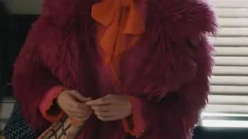 Bolsos de la serie de televisión Elsbeth: Elsbeth Tascioni (Carrie Preston) lleva un bolso de mano con estampado naranja en el episodio 7 de la temporada 2