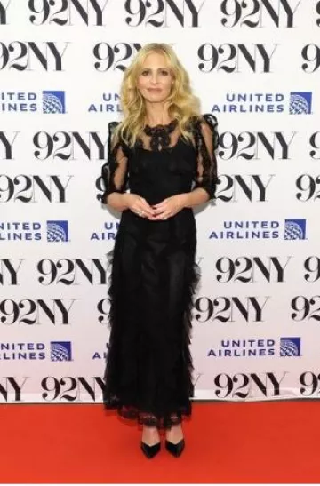 Robe midi en dentelle à volants et tulle Dolce & Gabbana portée par Sarah Michelle Gellar chez Dexter : Original Sin Cast in Conversation at 92Ny le 12 décembre 2024