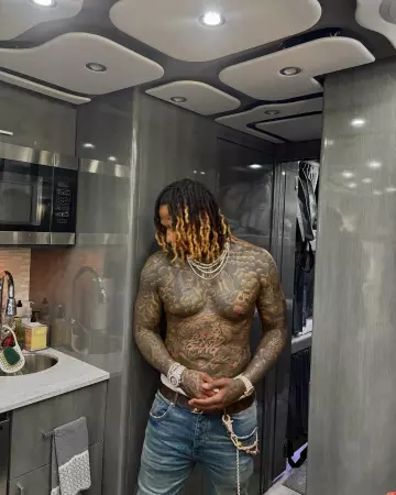 Purple Brand Vintage Indigo Blowout Knee P001 Jeans porté par Moneybagg Yo sur le compte Instagram @moneybaggyo