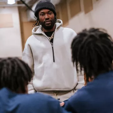 Fear Of God Half Zip Hoodie Paris Sky porté par Meek Mill sur le compte Instagram @meekmill