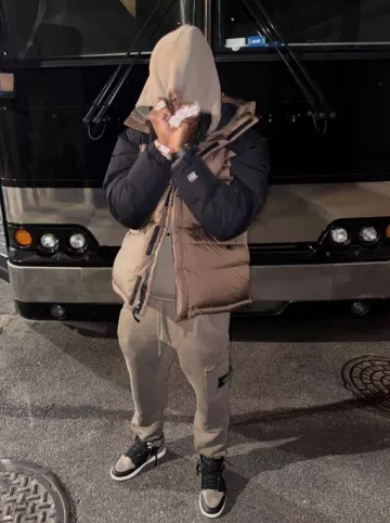 Stone Island Walnut Brown Cargo Sweatpants worn by Polo G on the Instagram account @polo.capalot