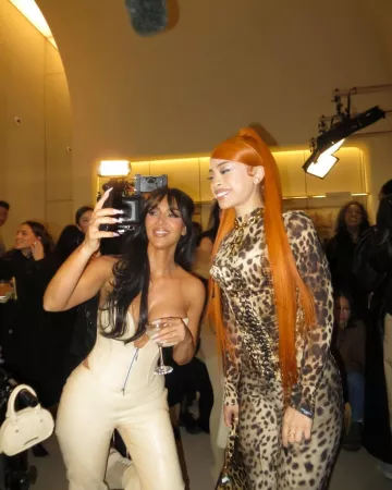 Corsé con cordones de seda Dolce & Gabbana x Skims usado por Ice Spice en la fiesta de apertura de la tienda Skims de Nueva York el 12 de diciembre de 2024