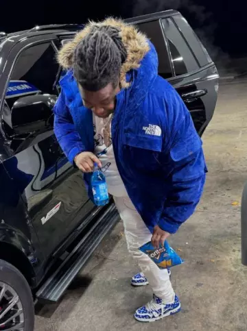 Louis Vuitton Blue Velvet Monogram LV Sneakers portées par Big Homiie G sur le compte Instagram @bighomiieg
