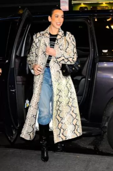 Grand sac besace Chanel en noir porté par Dua Lipa à CBS Studios New York le 12 décembre 2024