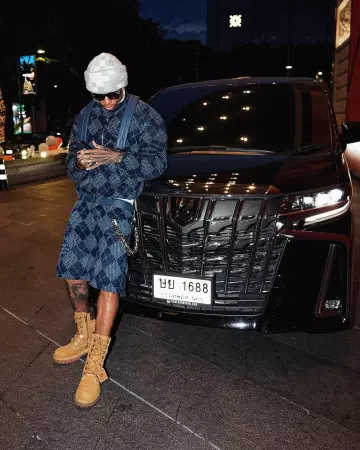 Gorro Louis Vuitton Grey Damier Camo usado por NLE Choppa en la cuenta de Instagram @nlechoppamusic