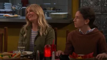 La veste utilitaire Kooples portée par Gemma Johnson (Beth Behrs) vue dans The Neighborhood (S07E08)