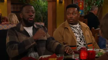 Sergio Tacchini Dallas Survêtement En Foxtrot porté par Marty Butler (Marcel Spears) comme on le voit dans The Neighborhood (S07E08)