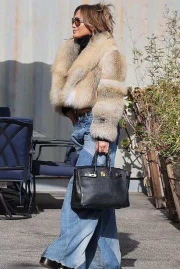 Jean taille haute en patchwork vieilli garni de cuir Tom Ford porté par Jennifer Lopez à Los Angeles le 13 décembre 2024