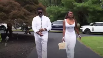 Vestido blanco de reloj de arena con armario desnudo usado por Wendy Osefo como se ve en The Real Housewives of Potomac (T09E11)