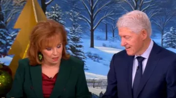 Chaqueta Veronica Beard Miller Dickey usada por Joy Behar como se ve en The View el 11 de diciembre de 2024