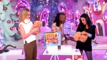 Cinq a Sept Khloé Chaqueta con capucha con lentejuelas usada por Elizabeth Krieger Werner como se vio en The View el 11 de diciembre de 2024