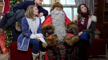 Tenues de la ligne finlandaise : Anya (Kim Matula) porte un manteau en peau de mouton bleu dans le film