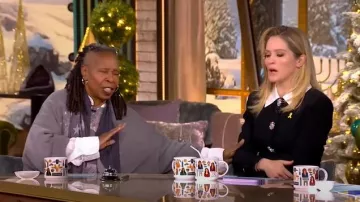 Cinq a Sept Sheryl Tailored Crystal-Button Mini Dress usado por Sara Haines como se vio en The View el 12 de diciembre de 2024