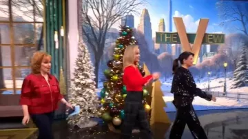 Cinq a Sept Holiday Amy Pantalones acampanados de lentejuelas usados por Ana Navarro como se ve en The View el 13 de diciembre de 2024