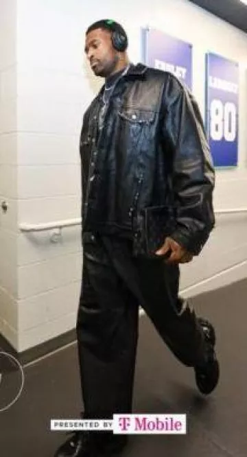 Chaqueta de cuero Balenciaga Black Pierced que usó DK Metcalf en la cuenta de Instagram @seahawks