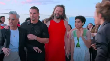 Vestido plisado de H&M usado por Jonathan Van Ness como se ve en Queer Eye (S09E02)
