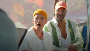 Polo Maison Kitsuné Hotel Olympia Edition vert et blanc cassé porté par Karamo Brown comme on le voit dans Queer Eye (S09E03)
