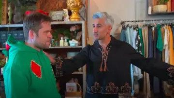 Camisa Perte D'ego Le Andalusia Resort usada por Tan France como se ve en Queer Eye (S09E03)