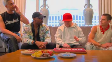 Cárdigan Relaxed Open Kit Space Dye de Asos Design en azul usado por Karamo Brown como se ve en Queer Eye (S09E03)