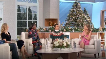 Suéter navideño de Kiel James Patrick Griswold usado por Jerry O'Connell como se ve en The Talk el 12 de diciembre de 2024