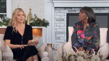 Blouse imprimée à col surplis découpé INC International Concepts portée par Sheryl Underwood, comme on le voit dans The Talk le 12 décembre 2024