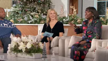 Pantalon large en satin INC International Concepts porté par Sheryl Underwood, comme on le voit dans The Talk le 12 décembre 2024