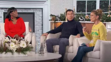 INC International Concepts Pull côtelé à col en V torsadé sur le devant porté par Sheryl Underwood, comme on le voit dans The Talk le 13 décembre 2024