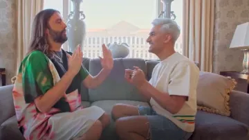 T-shirt texturé rayé Jil Sander porté par Tan France comme on le voit dans Queer Eye (S09E04)