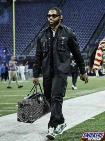 Pantalones cargo con hebilla de nylon negro de Prada usados por D'Andre Swift en la cuenta de Instagram @chicagobears