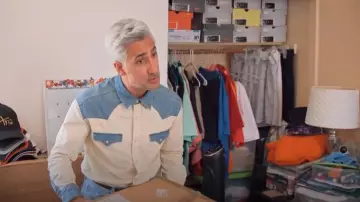 Camisa de Mother The Tycoon usada por Tan France como se ve en Queer Eye (S09E04)