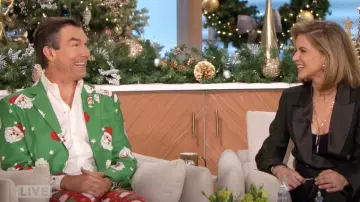 Blazer à imprimé Père Noël Tipsy Elves porté par Jerry O’Connell tel que vu dans The Talk le 16 décembre 2024