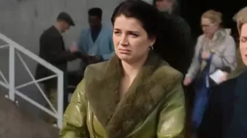 Atuendos de Bad Sisters Temporada 2: Becka Garvey (Eve Hewson) usa un abrigo de piel verde en el episodio 7