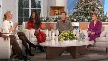 Pantalon Cinq à Sept Giles en palissandre porté par Sheryl Underwood comme on le voit dans The Talk le 17 décembre 2024