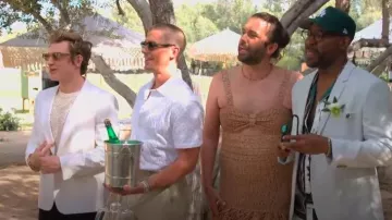 Vestido midi de rafia con flecos con flecos de Farm Rio usado por Jonathan Van Ness como se ve en Queer Eye (T09E05)
