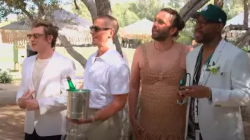 Farm Rio Cutout Robe midi en raphia à franges portée par Jonathan Van Ness comme on le voit dans Queer Eye (S09E05)