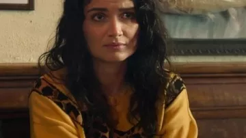 Atuendos de Bad Sisters: Eva Garvey (Sharon Horgan) usa sudadera de leopardo en el episodio 6 de la temporada 2