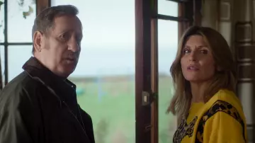 Atuendos de Bad Sisters: Eva Garvey (Sharon Horgan) usa sudadera de leopardo en el episodio 6 de la temporada 2