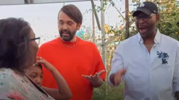 Bottega Veneta Double Layer Cotton Short Sleeve T-Shirt Orange porté par Jonathan Van Ness comme on le voit dans Queer Eye (S09E06)