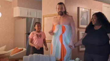 Mara Hoffman Alice Robe portée par SJonathan Van Ness comme on le voit dans Queer Eye (S09E06)