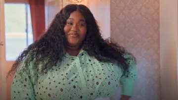 Vestido camisero midi de manga larga con cordón Curve Broderie de Asos Edition en verde brillante usado por Jen'Ya como se ve en Queer Eye (S09E06)