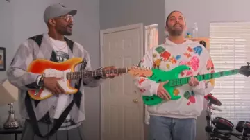 Outfits of Queer Eye : Jonathan Van Ness porte un sweat à capuche blanc Marni avec des fleurs dans l’épisode 7 de la saison 9